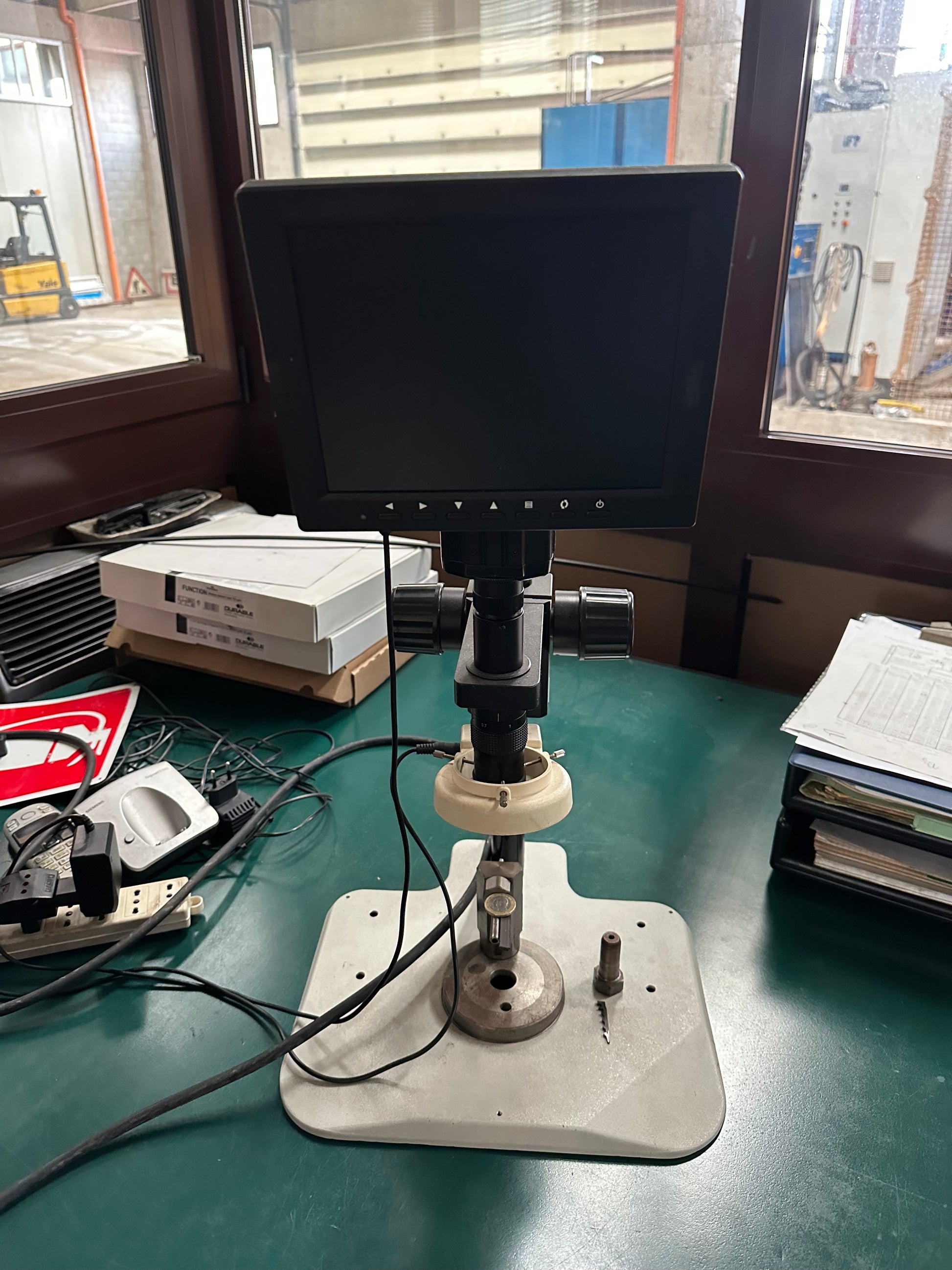 Microscopio digitale da controllo con monitor LCD 8” usato il Metalmeccanico Di M