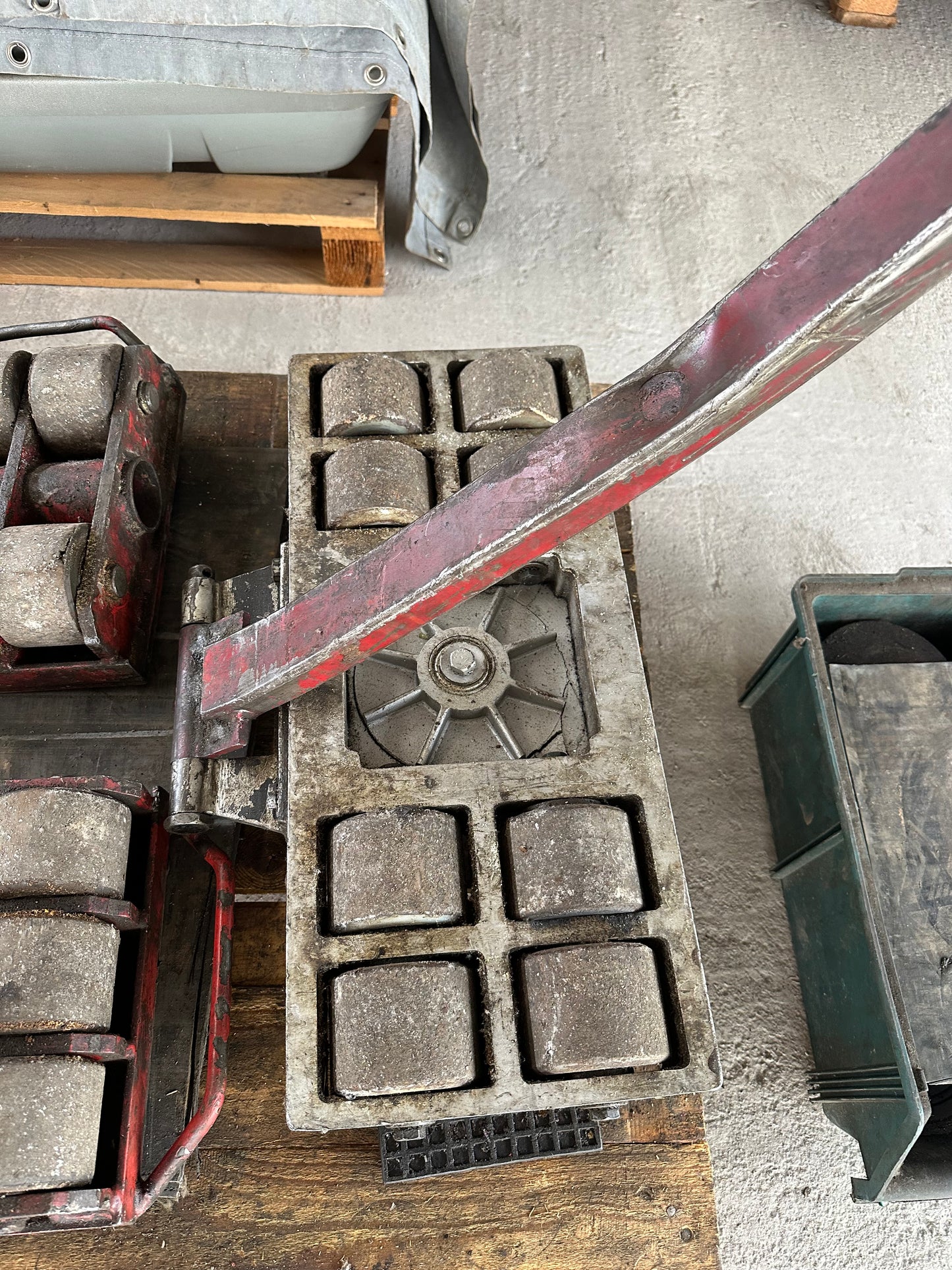 Kit professionale per movimentazione macchinari pesanti con 7 pattini a rulli e 3 martinetti idraulici usato il Metalmeccanico Di M