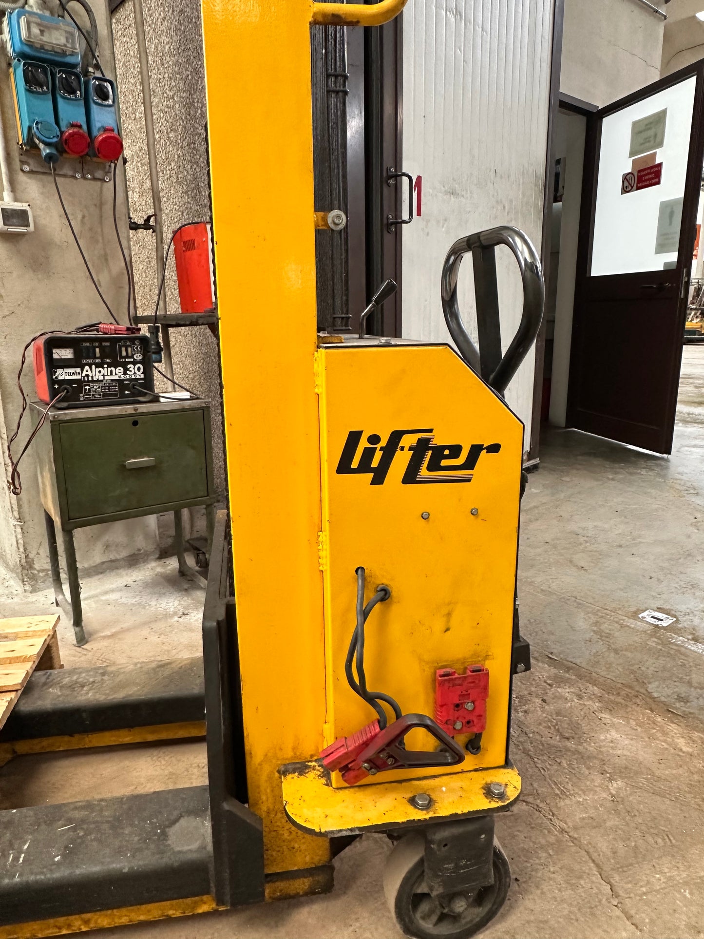 Sollevatore elettrico a timone Lifter ITMC 10/16 – portata 1.000 kg usato il Metalmeccanico Di M