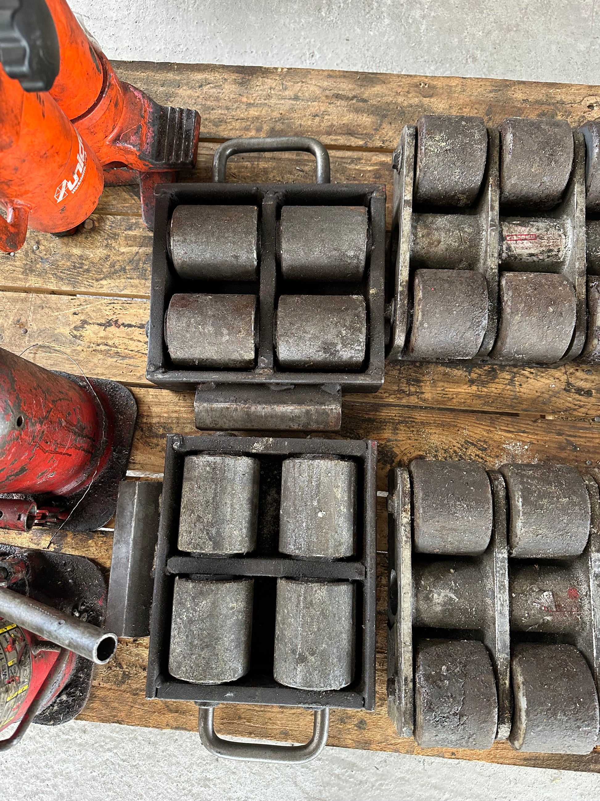 Kit professionale per movimentazione macchinari pesanti con 7 pattini a rulli e 3 martinetti idraulici usato il Metalmeccanico Di M