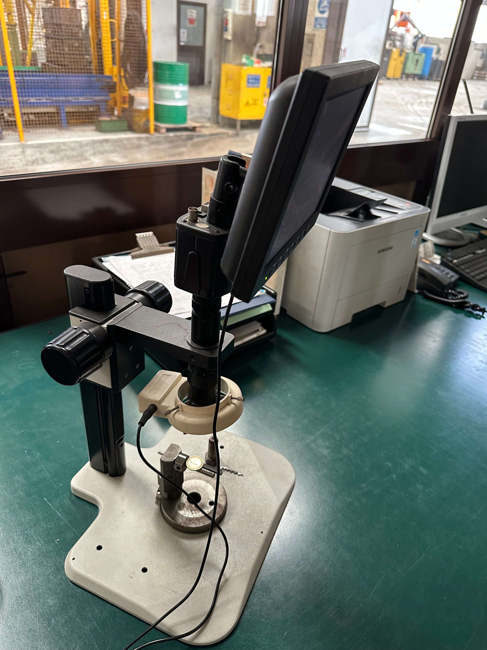 Microscopio digitale da controllo con monitor LCD 8” usato il Metalmeccanico Di M