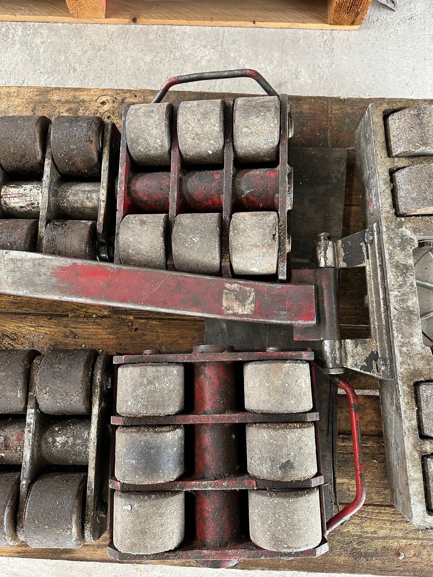 Kit professionale per movimentazione macchinari pesanti con 7 pattini a rulli e 3 martinetti idraulici usato il Metalmeccanico Di M