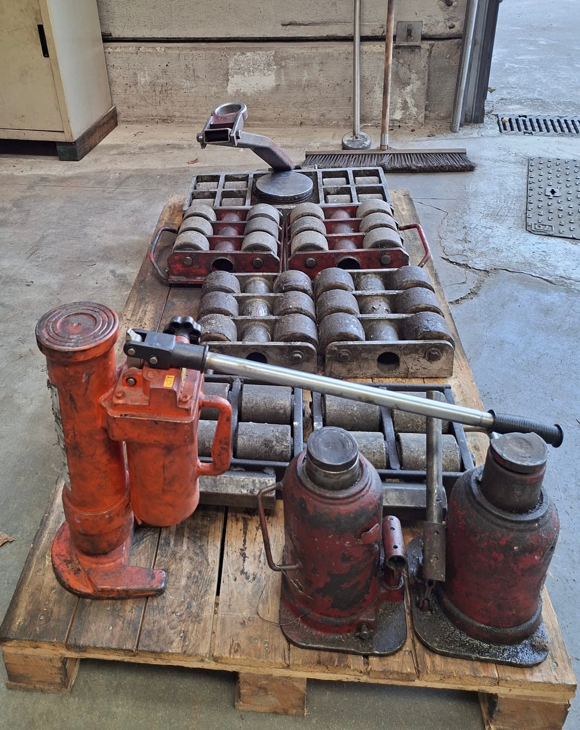 Kit professionale per movimentazione macchinari pesanti con 7 pattini a rulli e 3 martinetti idraulici usato il Metalmeccanico Di M
