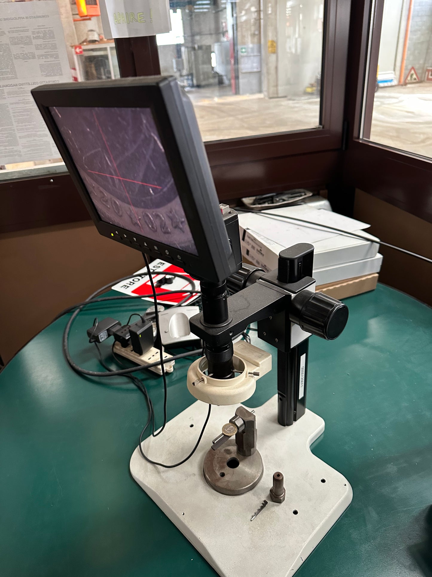 Microscopio digitale da controllo con monitor LCD 8” usato il Metalmeccanico Di M