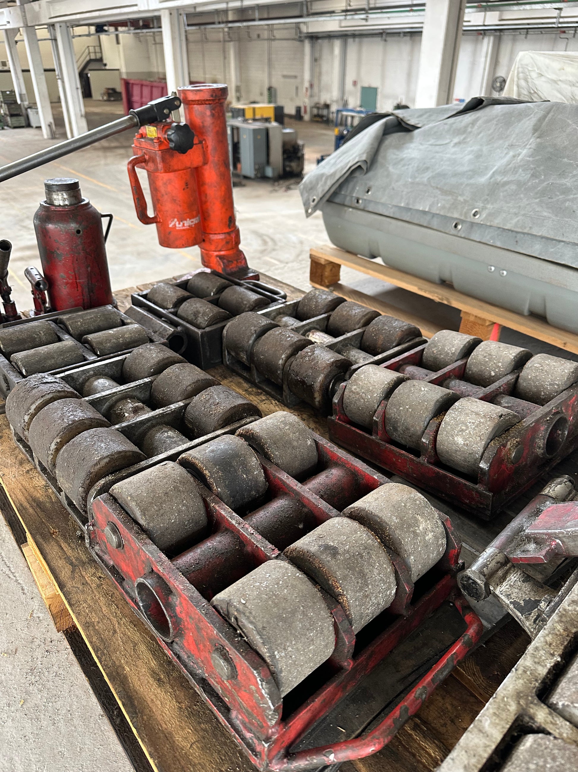 Kit professionale per movimentazione macchinari pesanti con 7 pattini a rulli e 3 martinetti idraulici usato il Metalmeccanico Di M