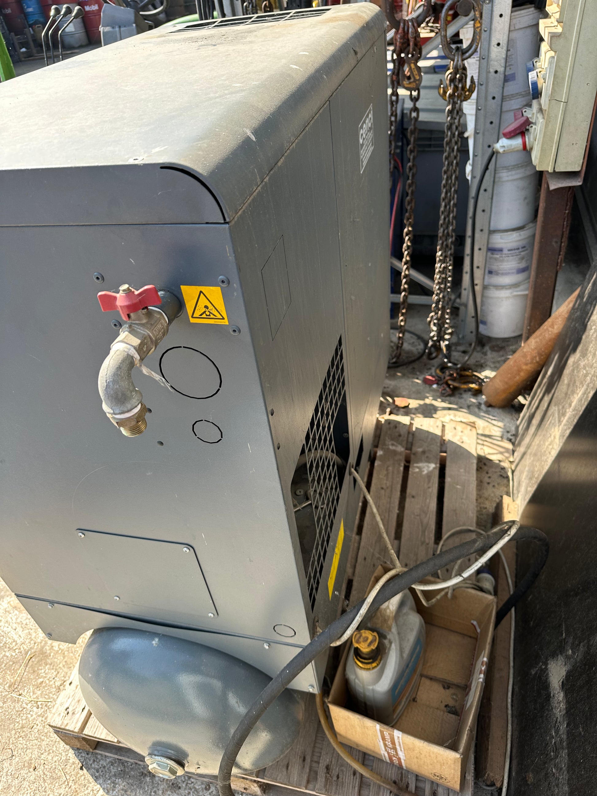 Compressore a vite Atlas Copco GX4 FF usato con essiccatore e serbatoio – 4 kW, 10 bar, anno 2008 il Metalmeccanico Di M