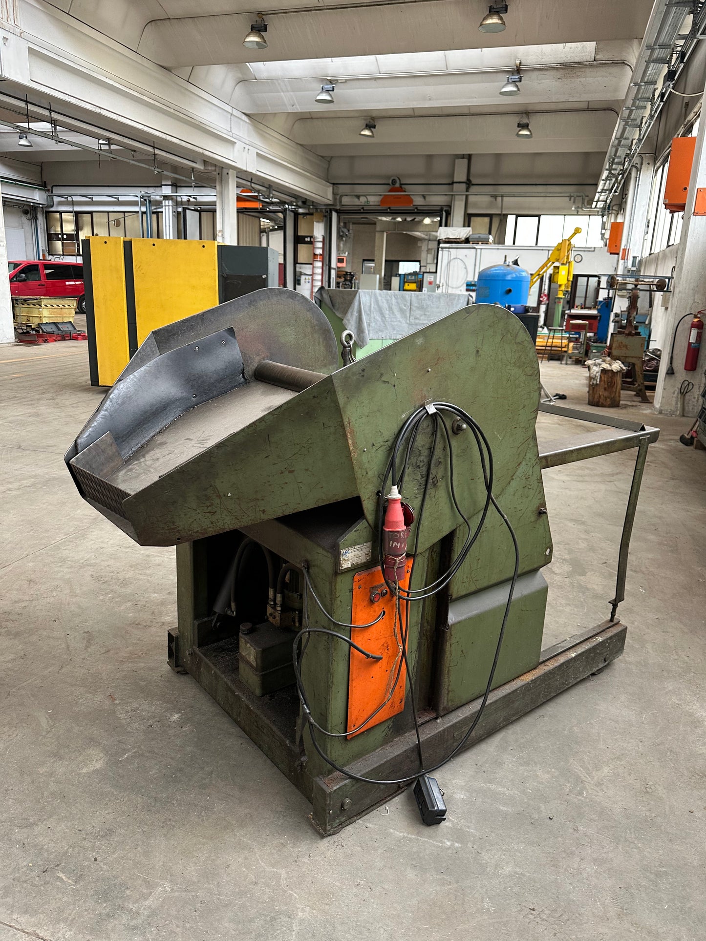 Ribaltatore idraulico industriale usato con cassoni metallici sovrapponibili il Metalmeccanico Di M