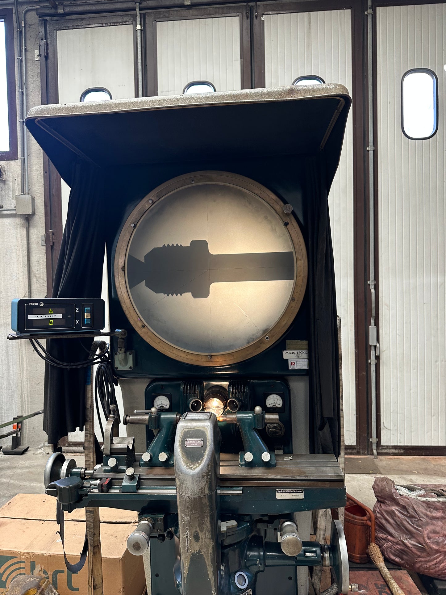 Proiettore di Profili Ottico MICROTECNICA Torino con Visualizzatore FAGOR – Usato - LIQUIDAZIONE AZIENDALE il Metalmeccanico Di M