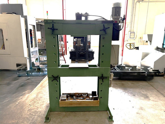 Pressa Elettroidraulica 50 Ton Usata – 150 bar, Luce 800 mm, Bancale Regolabile il Metalmeccanico Di M