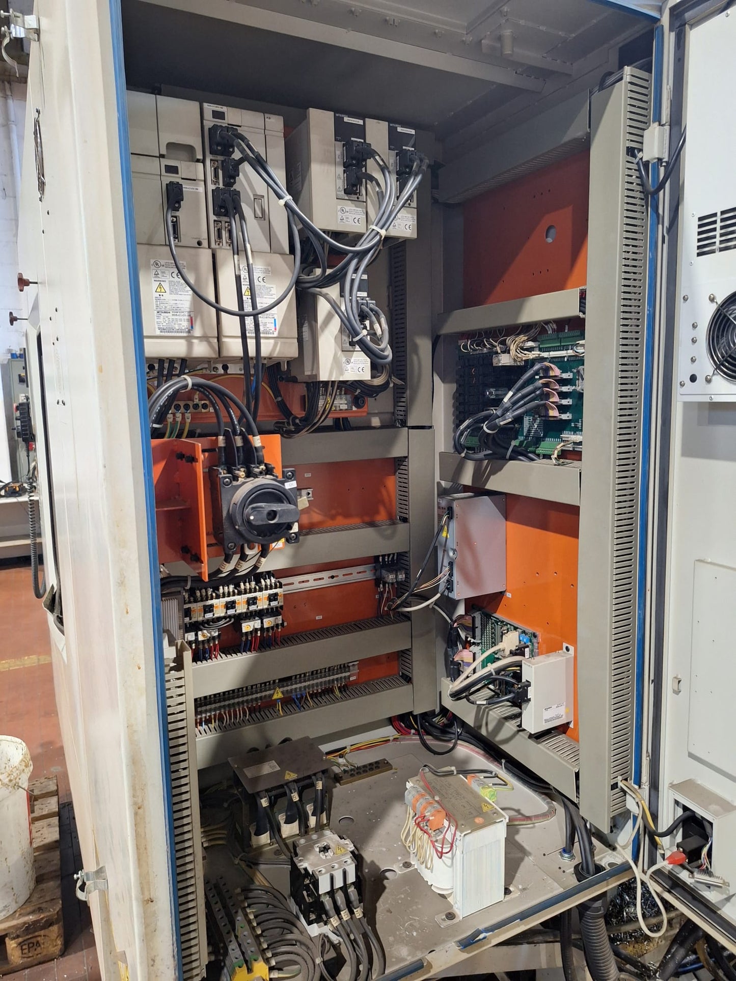 Centro di lavoro verticale SHE HONG / Hartford PRO-1000A – 2005 – ISO40 – 32 utensili – CNC Mitsubishi il Metalmeccanico Di M