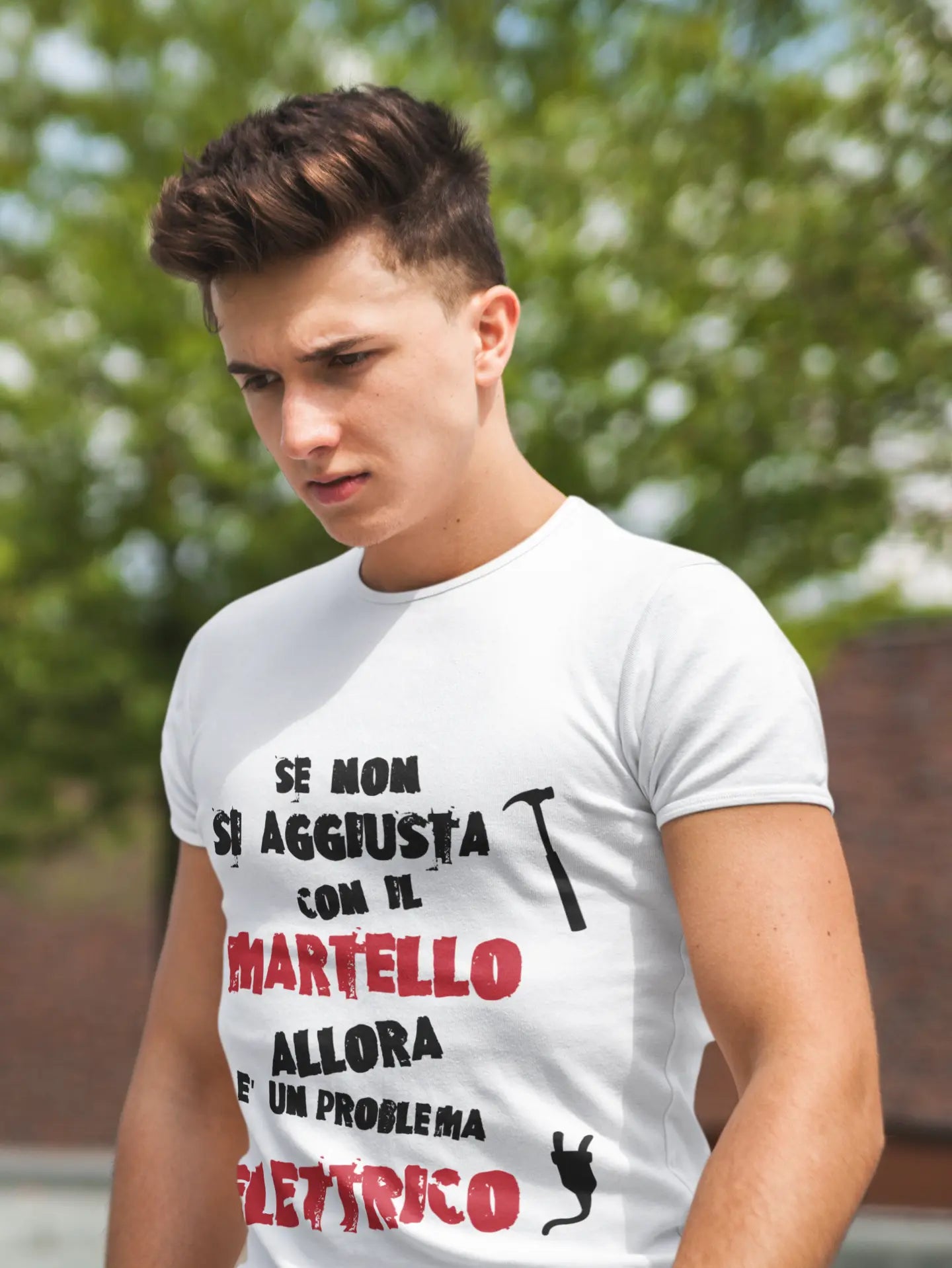 T-Shirt “Se non si aggiusta col martello è un problema elettrico” – Merchandising Ufficiale il Metalmeccanico Di M
