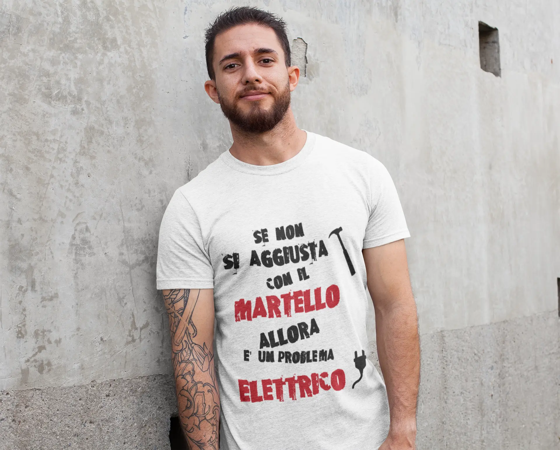 T-Shirt “Se non si aggiusta col martello è un problema elettrico” – Merchandising Ufficiale il Metalmeccanico Di M