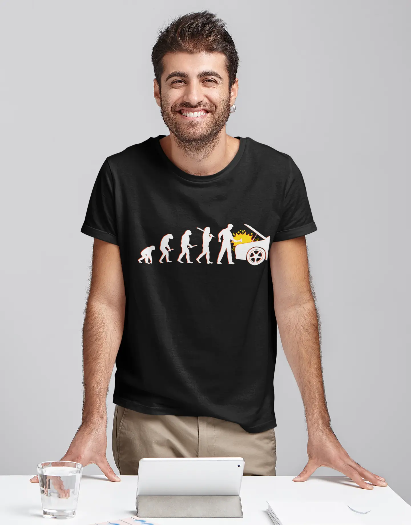 T-Shirt “Evoluzione di un Meccanico” – Merchandising Ufficiale il Metalmeccanico Di M